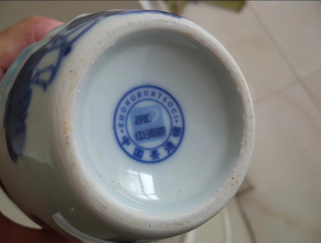 精美浮雕兰花景德镇瓷瓶！