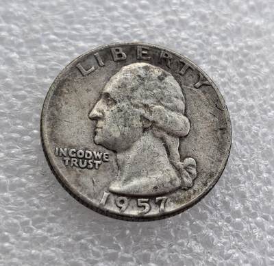 这是一枚1957年美国华盛顿25美分银币（Washington Quarter），属于1932年至1964年间发行的含银90%版本，是美国流通硬币中极具代表性的经典设计。其正面为美国首任总统乔治·华盛顿的侧面头像，背面为展翅雄鹰栖息于橄榄枝与箭束之上。

该硬币是收藏市场中“蓝皮书”（《美国硬币》）所列的标准流通银币，因其含银量和历史意义，常被作为入门级美国银币收藏。若保存完好（如接近未流通状态），其价值可能略高于面值；若为特殊版别或品相极佳，可能具有更高收藏潜力。