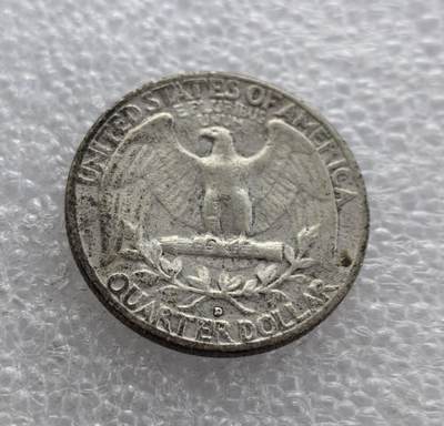 这是一枚1957年美国华盛顿25美分银币（Washington Quarter），属于1932年至1964年间发行的含银90%版本，是美国流通硬币中极具代表性的经典设计。其正面为美国首任总统乔治·华盛顿的侧面头像，背面为展翅雄鹰栖息于橄榄枝与箭束之上。

该硬币是收藏市场中“蓝皮书”（《美国硬币》）所列的标准流通银币，因其含银量和历史意义，常被作为入门级美国银币收藏。若保存完好（如接近未流通状态），其价值可能略高于面值；若为特殊版别或品相极佳，可能具有更高收藏潜力。