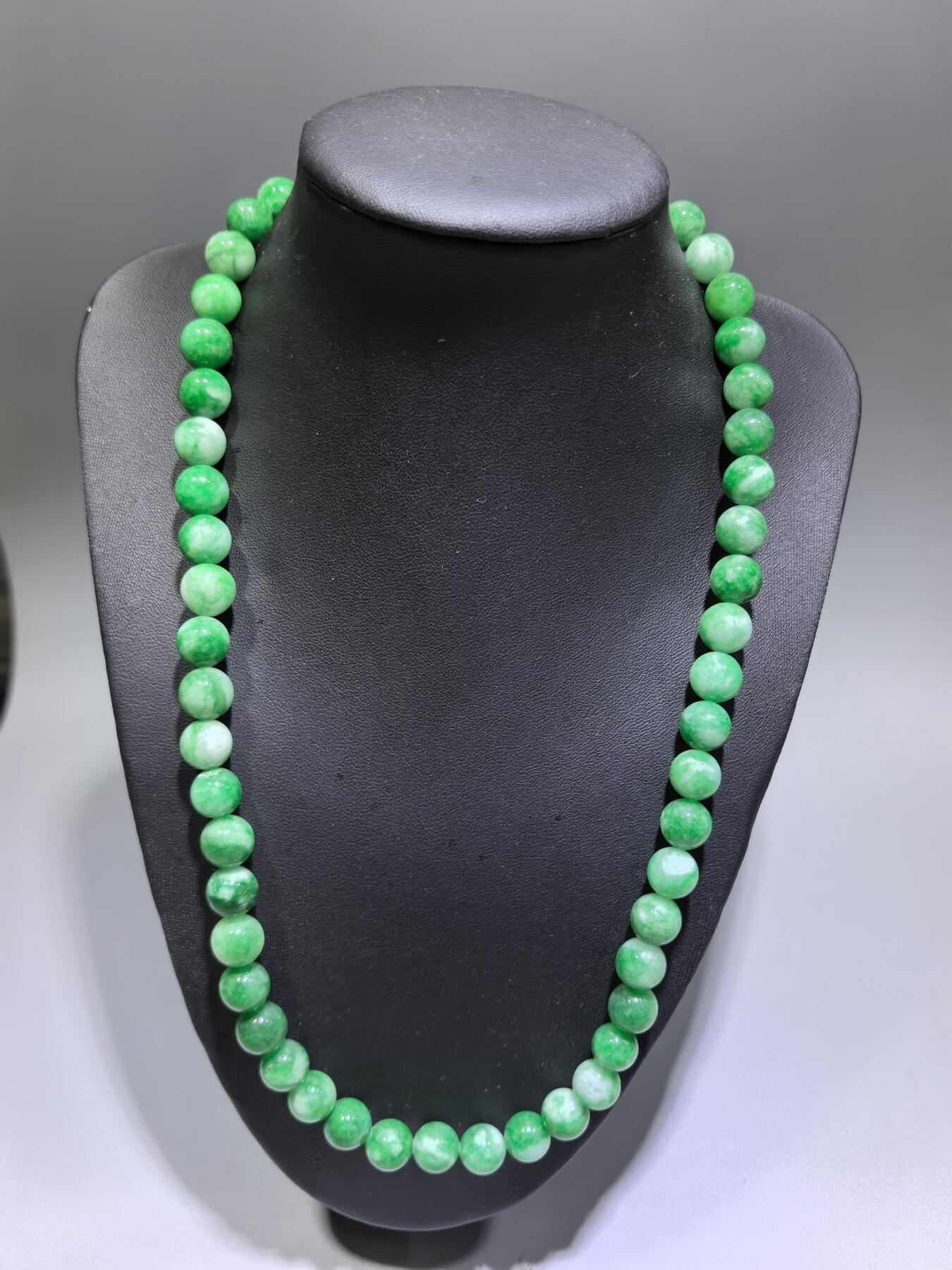 纯天然干青翠翡翠项链，妈妈链，饱和度高。翠色鲜艳，尺寸：1.0cm  共54颗。送长辈最佳伴手礼。