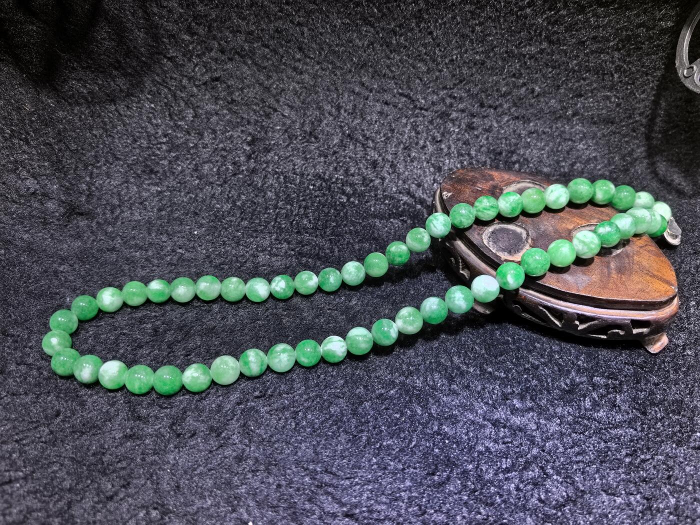 纯天然干青翠翡翠项链，妈妈链，饱和度高。翠色鲜艳，尺寸：1.0cm  共54颗。送长辈最佳伴手礼。