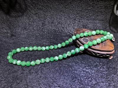 纯天然干青翠翡翠项链，妈妈链，饱和度高。翠色鲜艳，尺寸：1.0cm  共54颗。送长辈最佳伴手礼。