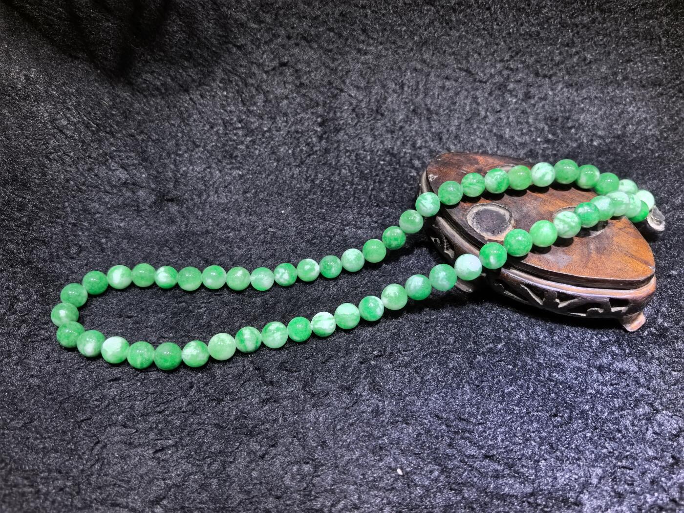 纯天然干青翠翡翠项链，妈妈链，饱和度高。翠色鲜艳，尺寸：1.0cm  共54颗。送长辈最佳伴手礼。