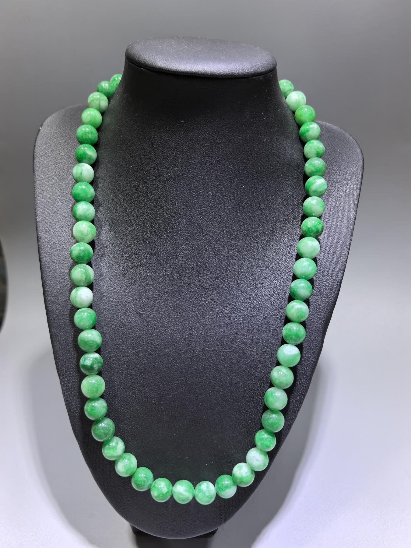 纯天然干青翠翡翠项链，妈妈链，饱和度高。翠色鲜艳，尺寸：1.0cm  共54颗。送长辈最佳伴手礼。