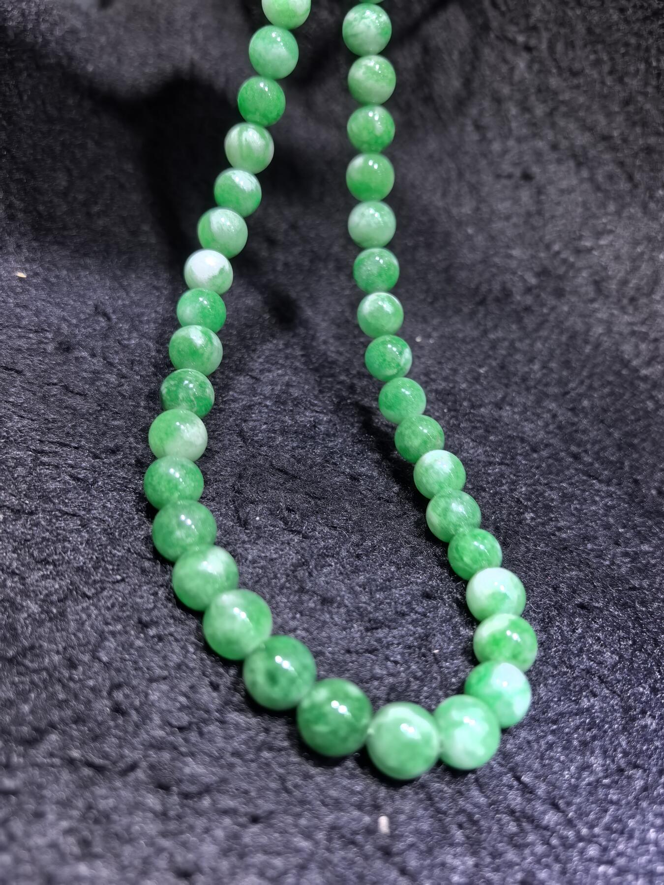 纯天然干青翠翡翠项链，妈妈链，饱和度高。翠色鲜艳，尺寸：1.0cm  共54颗。送长辈最佳伴手礼。