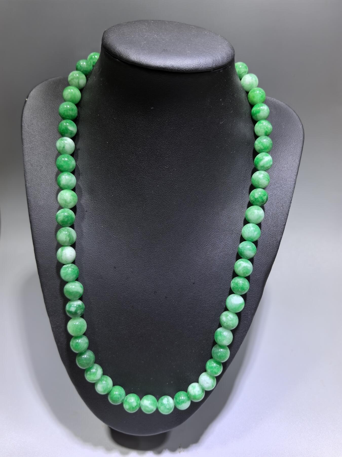 纯天然干青翠翡翠项链，妈妈链，饱和度高。翠色鲜艳，尺寸：1.0cm  共54颗。送长辈最佳伴手礼。