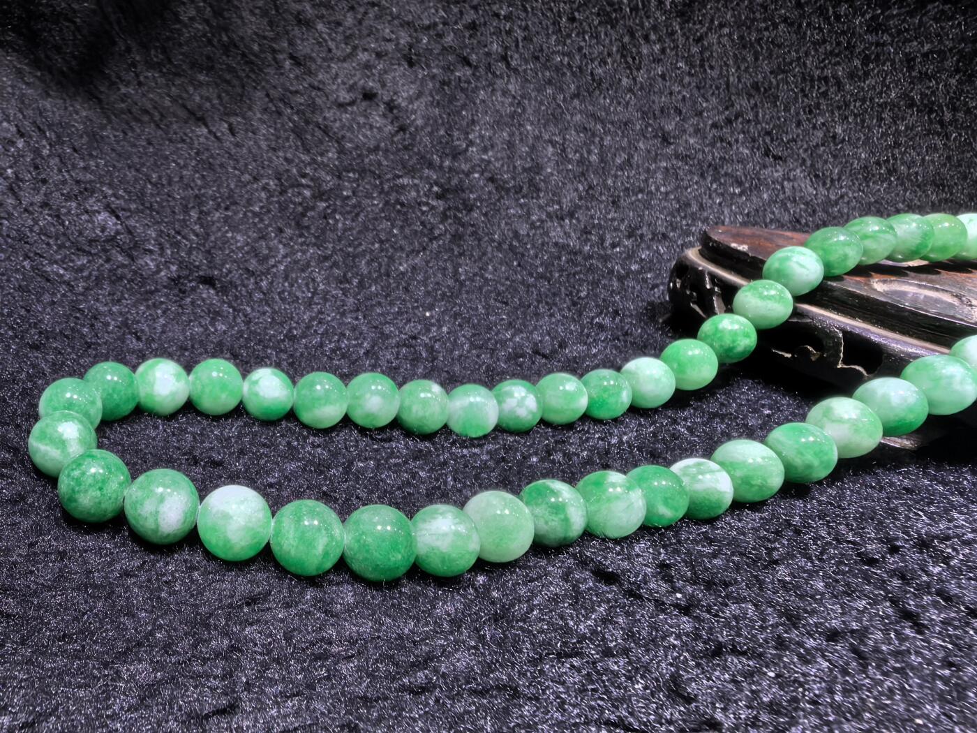 纯天然干青翠翡翠项链，妈妈链，饱和度高。翠色鲜艳，尺寸：1.0cm  共54颗。送长辈最佳伴手礼。