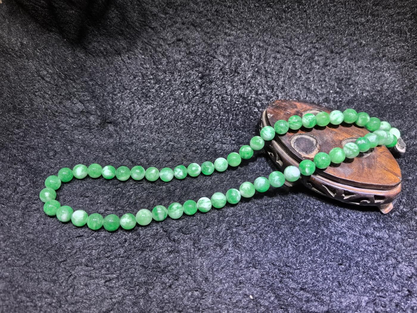 纯天然干青翠翡翠项链，妈妈链，饱和度高。翠色鲜艳，尺寸：1.0cm  共54颗。送长辈最佳伴手礼。