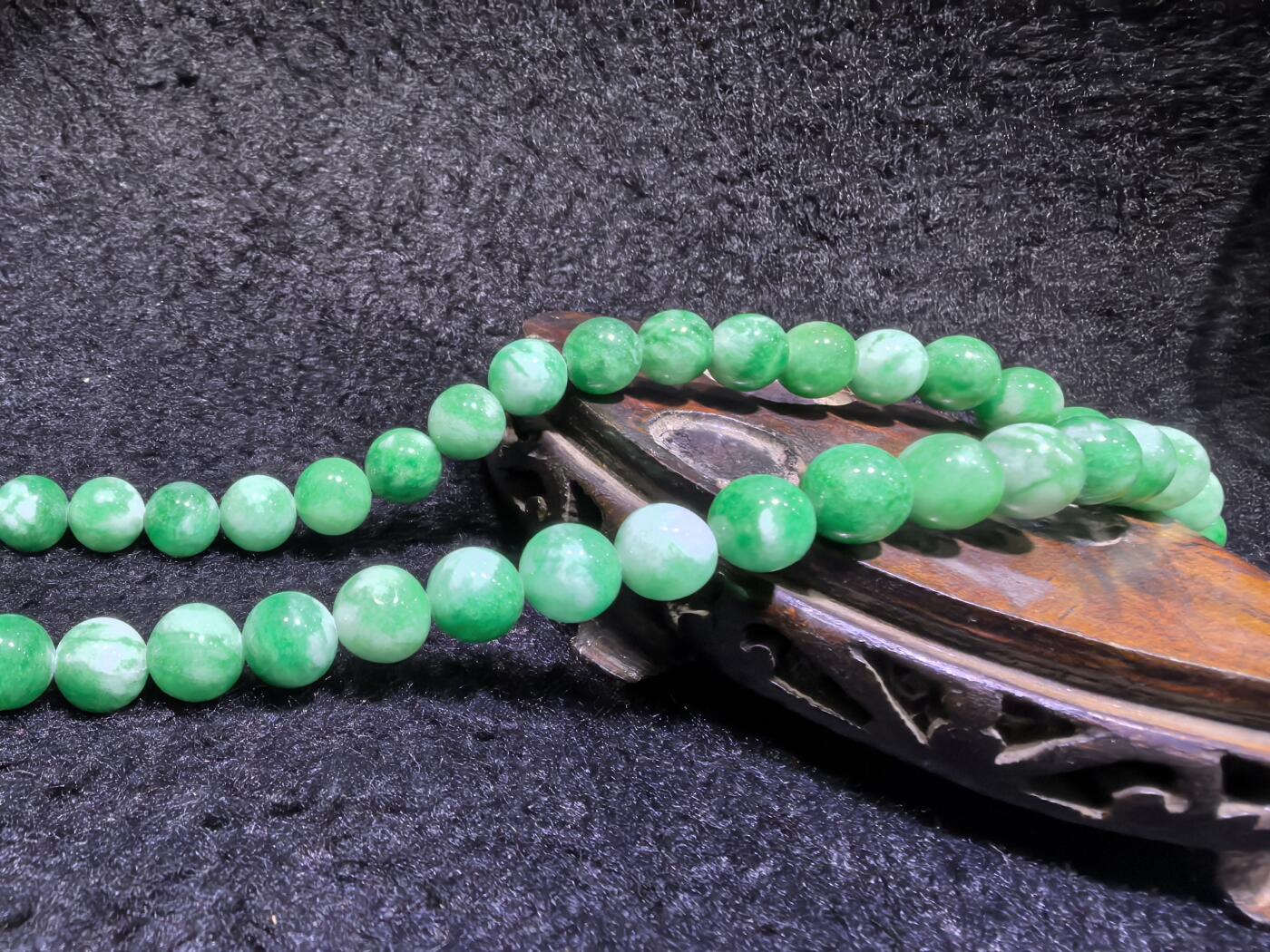 纯天然干青翠翡翠项链，妈妈链，饱和度高。翠色鲜艳，尺寸：1.0cm  共54颗。送长辈最佳伴手礼。