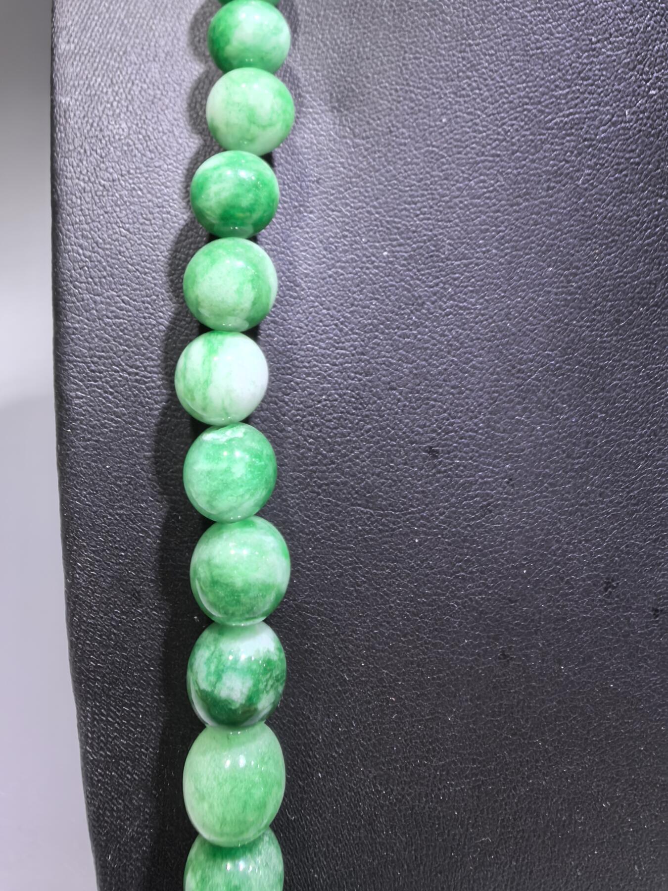 纯天然干青翠翡翠项链，妈妈链，饱和度高。翠色鲜艳，尺寸：1.0cm  共54颗。送长辈最佳伴手礼。