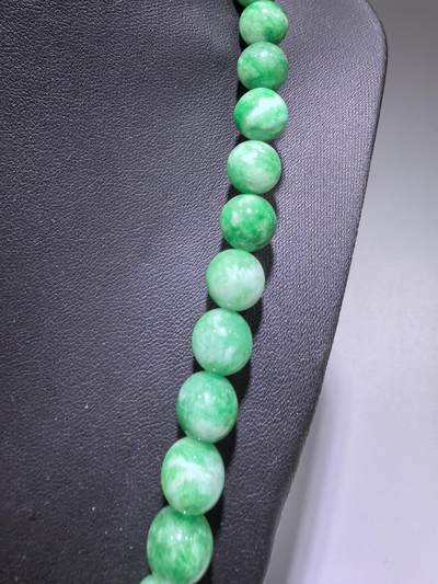 纯天然干青翠翡翠项链，妈妈链，饱和度高。翠色鲜艳，尺寸：1.0cm  共54颗。送长辈最佳伴手礼。