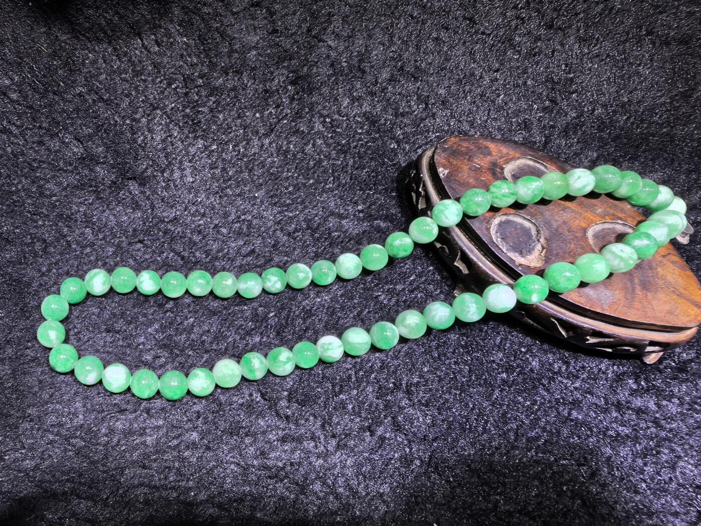 纯天然干青翠翡翠项链，妈妈链，饱和度高。翠色鲜艳，尺寸：1.0cm  共54颗。送长辈最佳伴手礼。