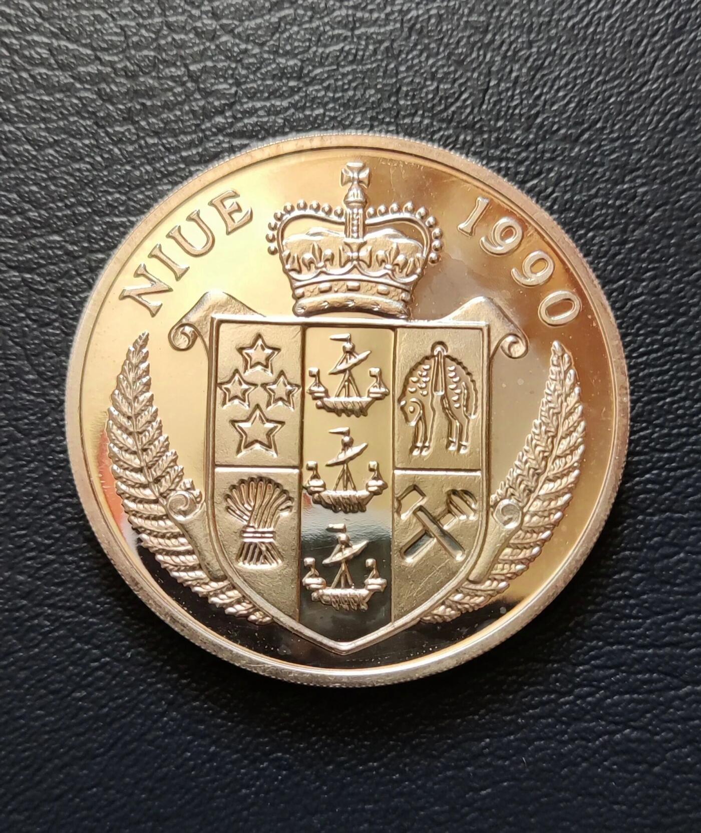 1990年纽埃发行的温斯顿·丘吉尔50元纪念银币