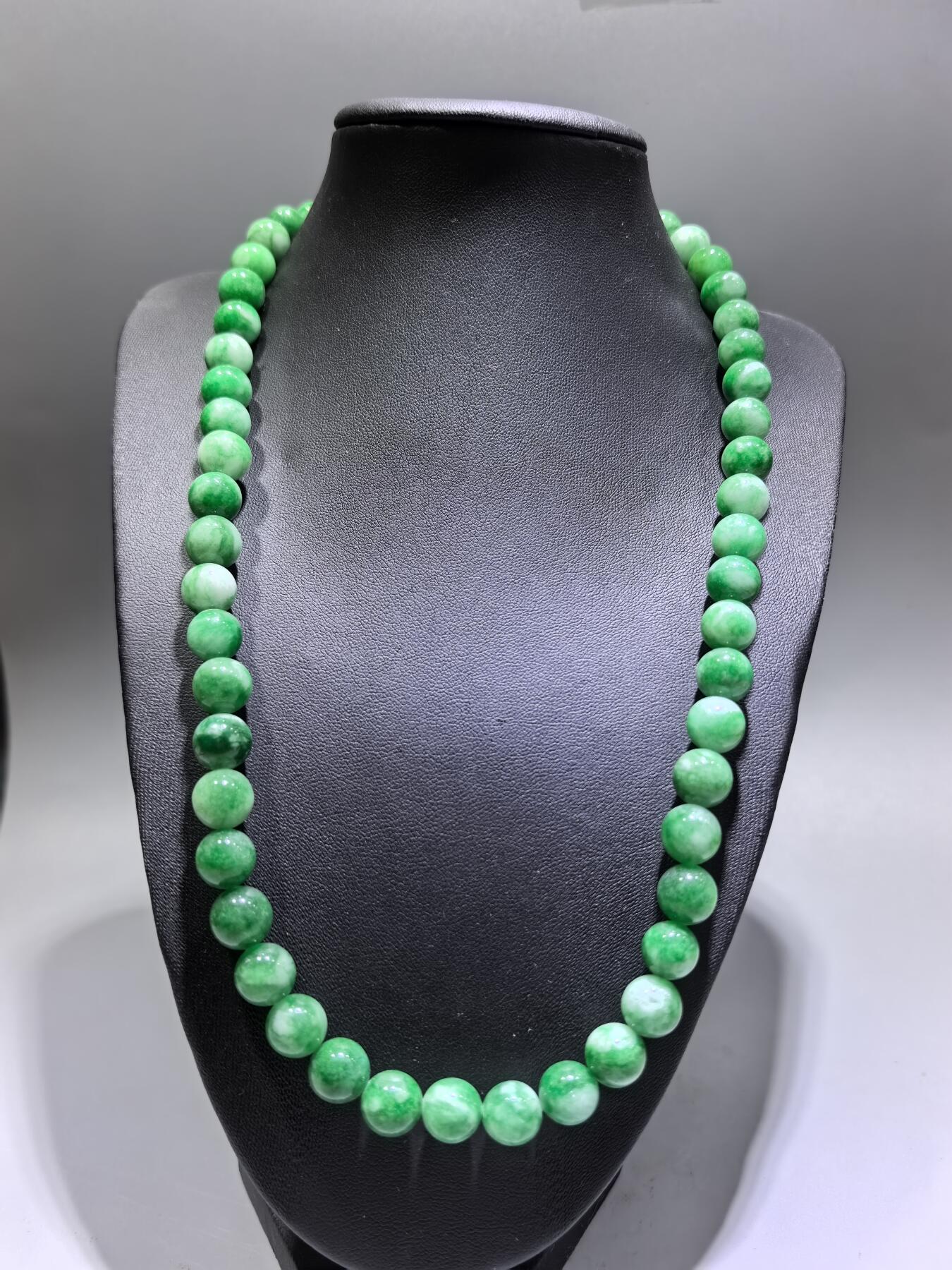 纯天然干青翠翡翠项链，妈妈链，饱和度高。翠色鲜艳，尺寸：1.0cm  共54颗。送长辈最佳伴手礼。