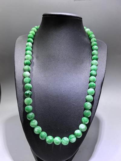 纯天然干青翠翡翠项链，妈妈链，饱和度高。翠色鲜艳，尺寸：1.0cm  共54颗。送长辈最佳伴手礼。