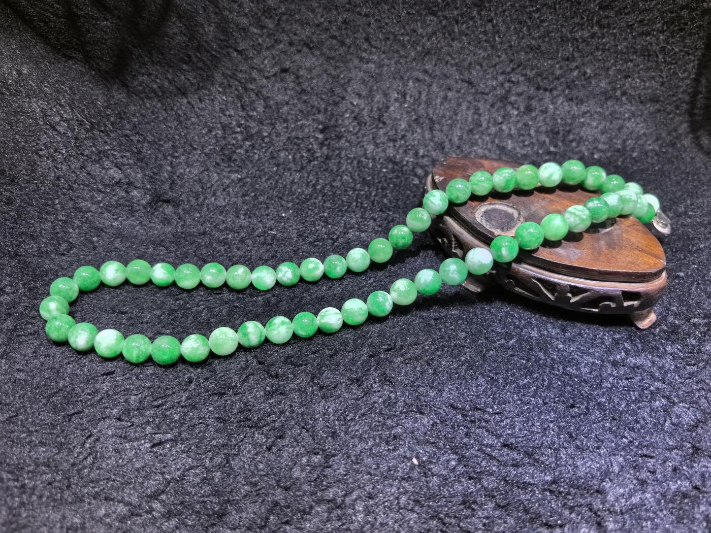 纯天然干青翠翡翠项链，妈妈链，饱和度高。翠色鲜艳，尺寸：1.0cm  共54颗。送长辈最佳伴手礼。