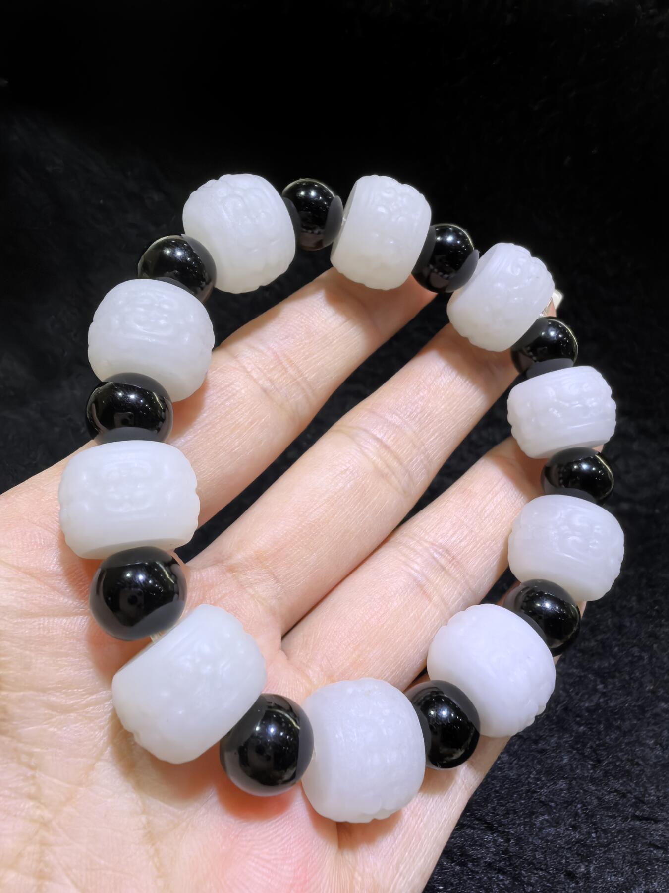 新疆和田一级白手串佛珠男款，精雕祥云纹，脂粉足，个别珠微结构，配饰为黑曜石，尺寸：1.5cm*1.1cm 克重：61.6g