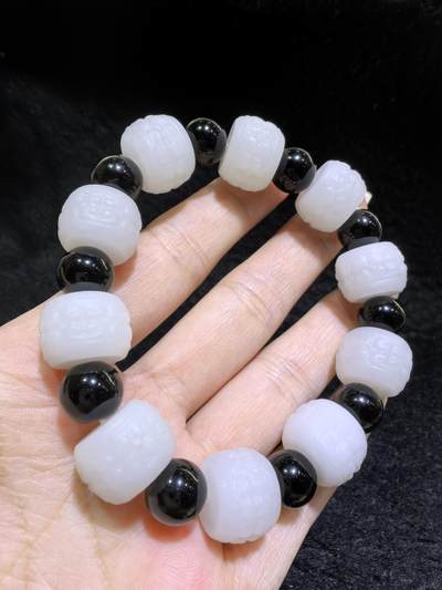 新疆和田一级白手串佛珠男款，精雕祥云纹，脂粉足，个别珠微结构，配饰为黑曜石，尺寸：1.5cm*1.1cm 克重：61.6g