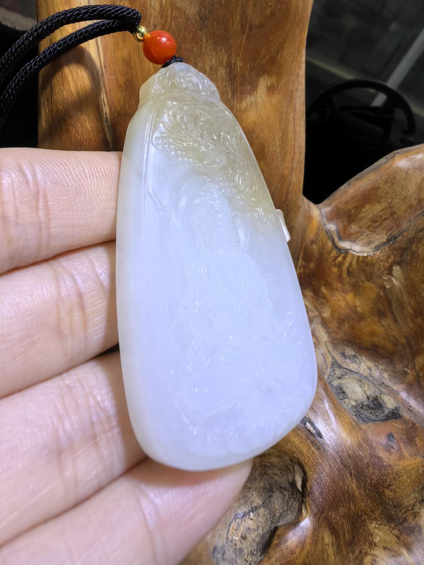 新疆和田且末糖料观音吊坠挂件男款，俏色巧雕，精雕细琢，脂粉十足，油润细腻，尺寸：6.1cm*3.2cm*1.0cm 克重：37g