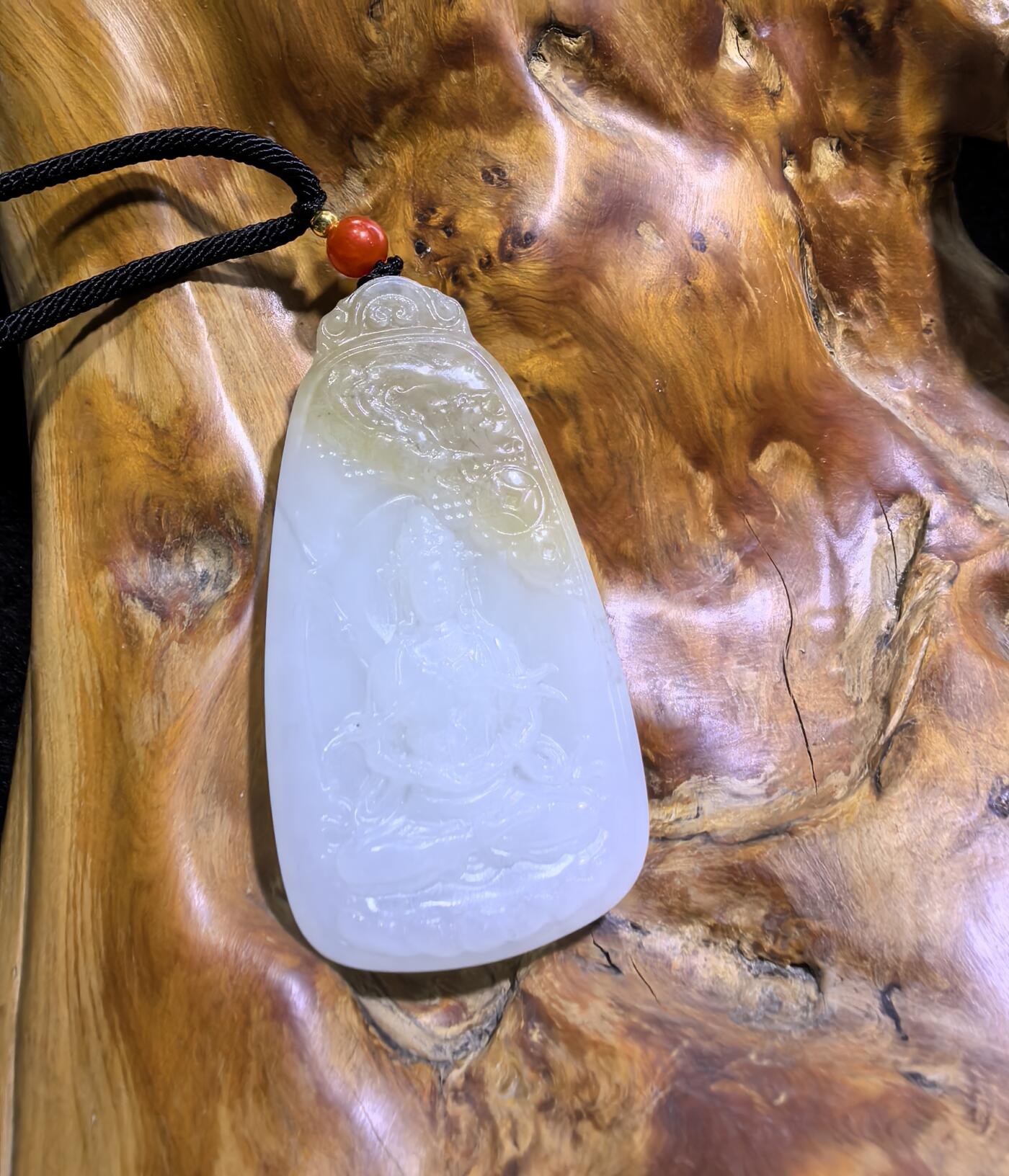 新疆和田且末糖料观音吊坠挂件男款，俏色巧雕，精雕细琢，脂粉十足，油润细腻，尺寸：6.1cm*3.2cm*1.0cm 克重：37g