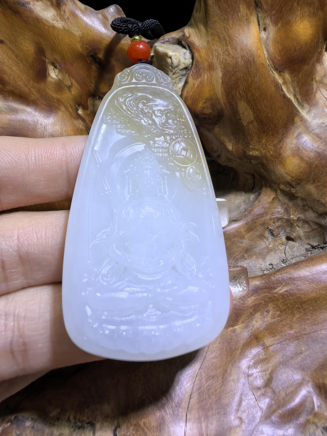 新疆和田且末糖料观音吊坠挂件男款，俏色巧雕，精雕细琢，脂粉十足，油润细腻，尺寸：6.1cm*3.2cm*1.0cm 克重：37g