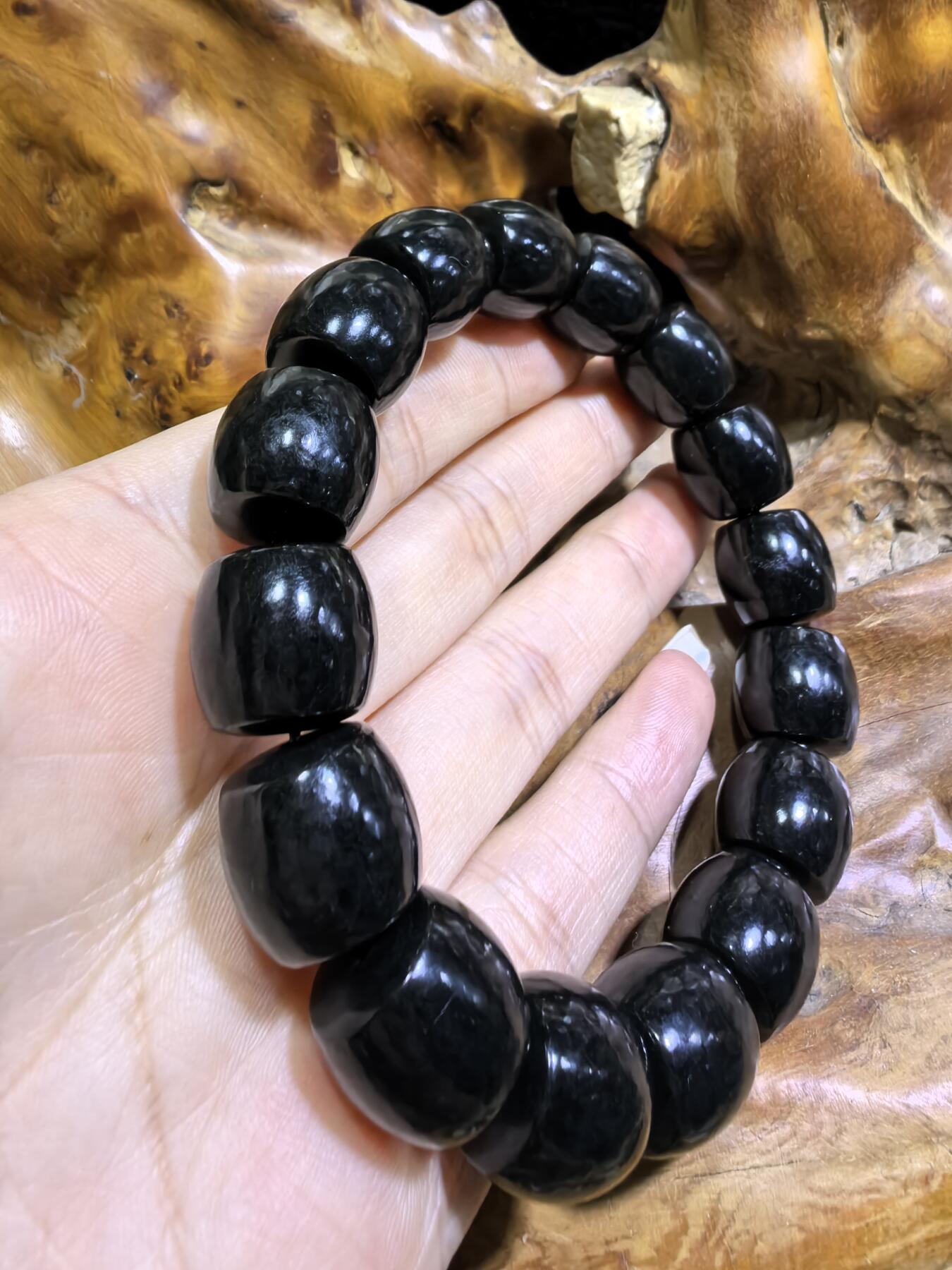 新疆和田黑青料桶珠手串佛珠男款，细度极佳。过灯青绿。黑如墨润如脂。实物实拍，所见即所得。尺寸：1.38cm*1.4cm克重：81.8g