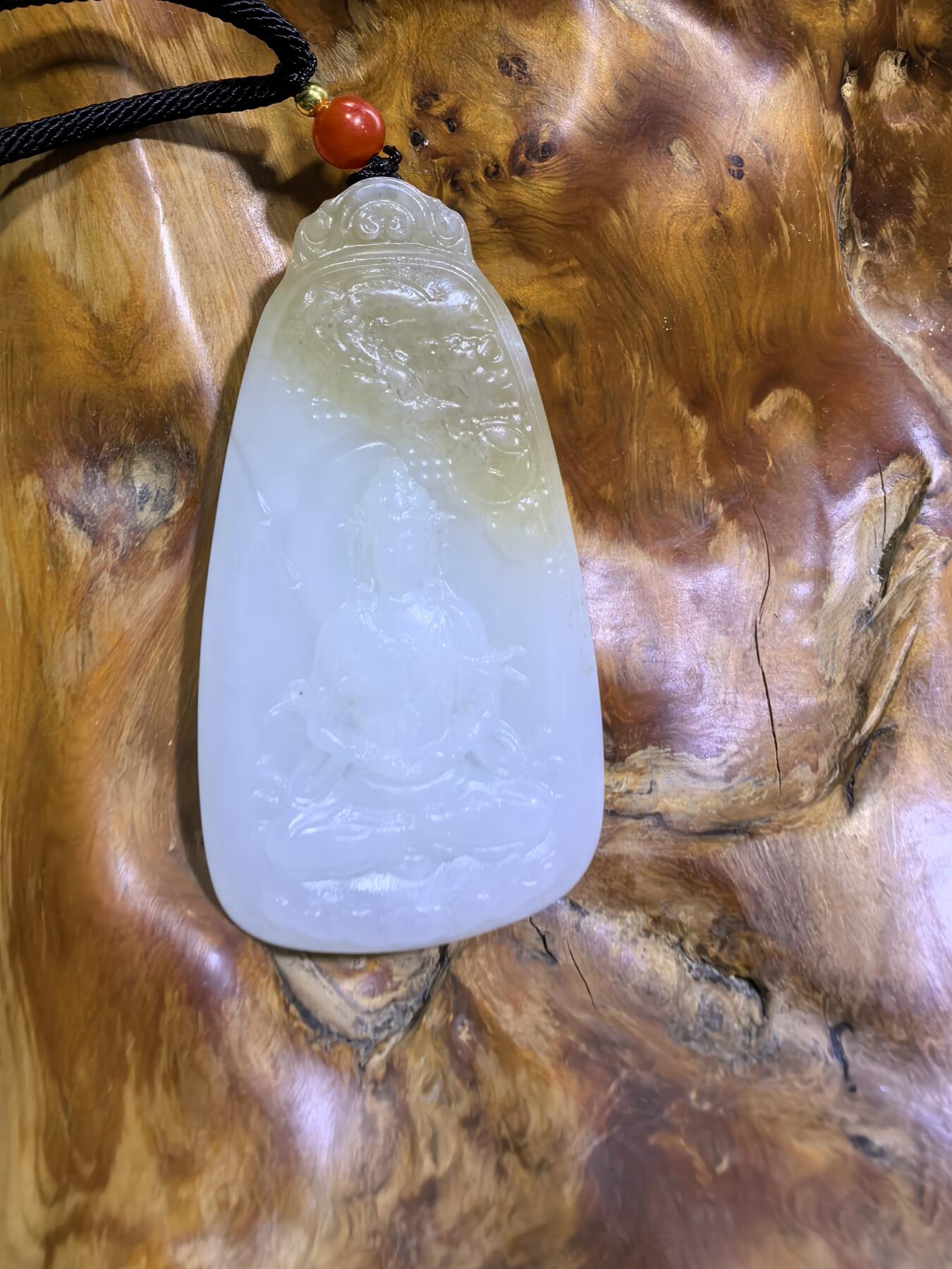 新疆和田且末糖料观音吊坠挂件男款，俏色巧雕，精雕细琢，脂粉十足，油润细腻，尺寸：6.1cm*3.2cm*1.0cm 克重：37g