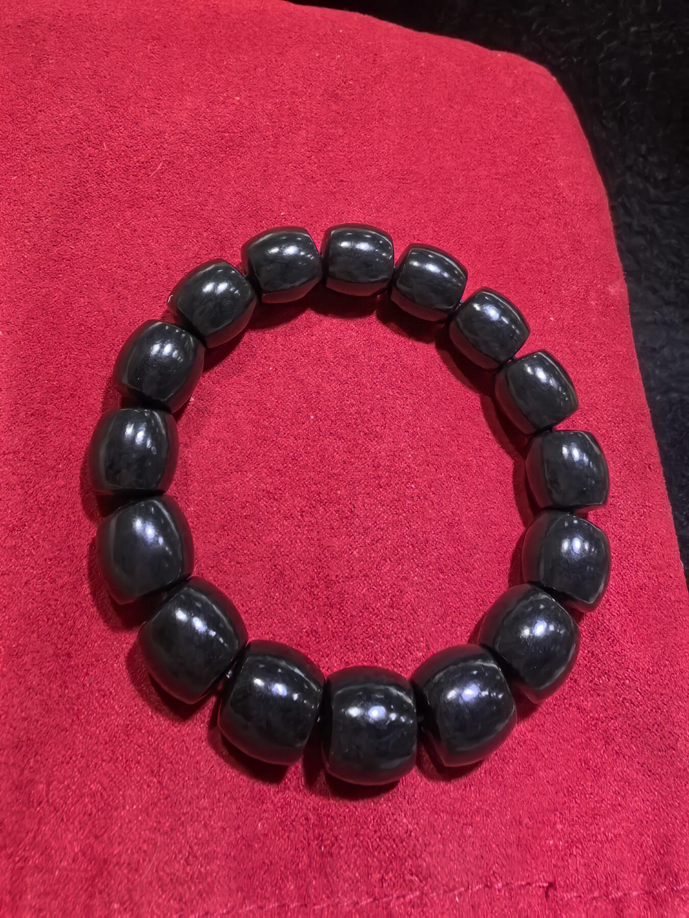 新疆和田黑青料桶珠手串佛珠男款，细度极佳。过灯青绿。黑如墨润如脂。实物实拍，所见即所得。尺寸：1.38cm*1.4cm克重：81.8g