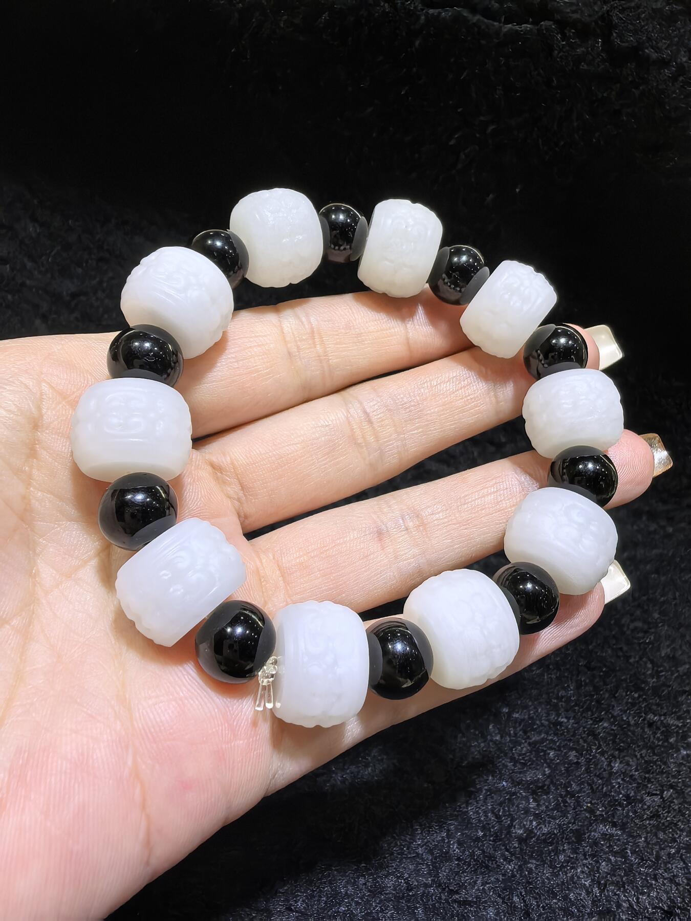 新疆和田一级白手串佛珠男款，精雕祥云纹，脂粉足，个别珠微结构，配饰为黑曜石，尺寸：1.5cm*1.1cm 克重：61.6g