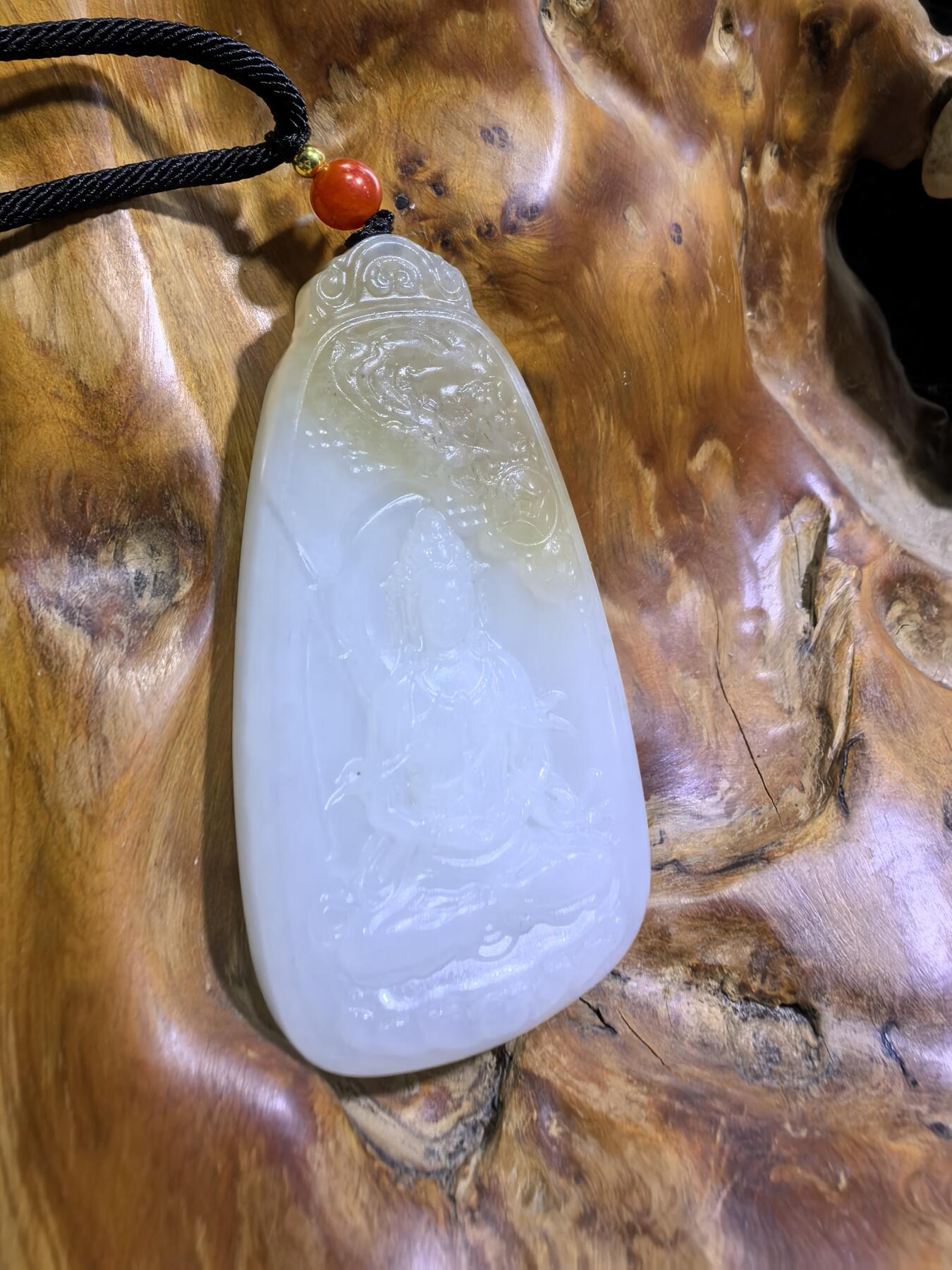 新疆和田且末糖料观音吊坠挂件男款，俏色巧雕，精雕细琢，脂粉十足，油润细腻，尺寸：6.1cm*3.2cm*1.0cm 克重：37g