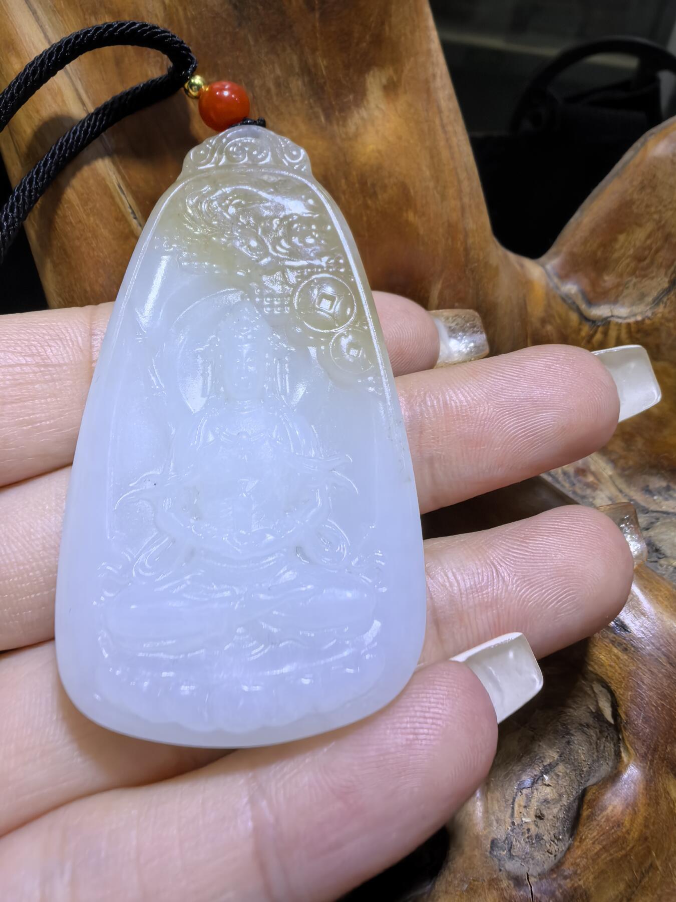 新疆和田且末糖料观音吊坠挂件男款，俏色巧雕，精雕细琢，脂粉十足，油润细腻，尺寸：6.1cm*3.2cm*1.0cm 克重：37g