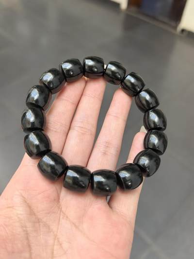 新疆和田黑青料桶珠手串佛珠男款，细度极佳。过灯青绿。黑如墨润如脂。实物实拍，所见即所得。尺寸：1.38cm*1.4cm克重：81.8g