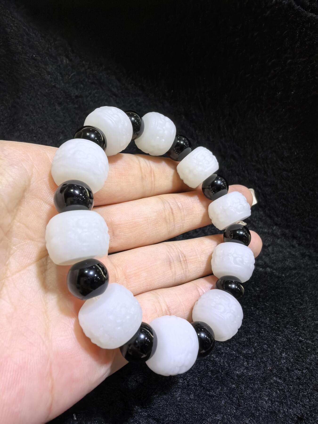 新疆和田一级白手串佛珠男款，精雕祥云纹，脂粉足，个别珠微结构，配饰为黑曜石，尺寸：1.5cm*1.1cm 克重：61.6g