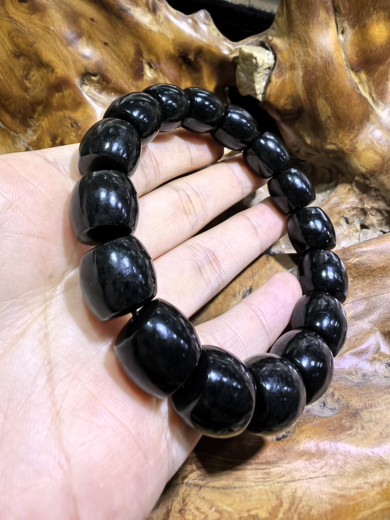 新疆和田黑青料桶珠手串佛珠男款，细度极佳。过灯青绿。黑如墨润如脂。实物实拍，所见即所得。尺寸：1.38cm*1.4cm克重：81.8g