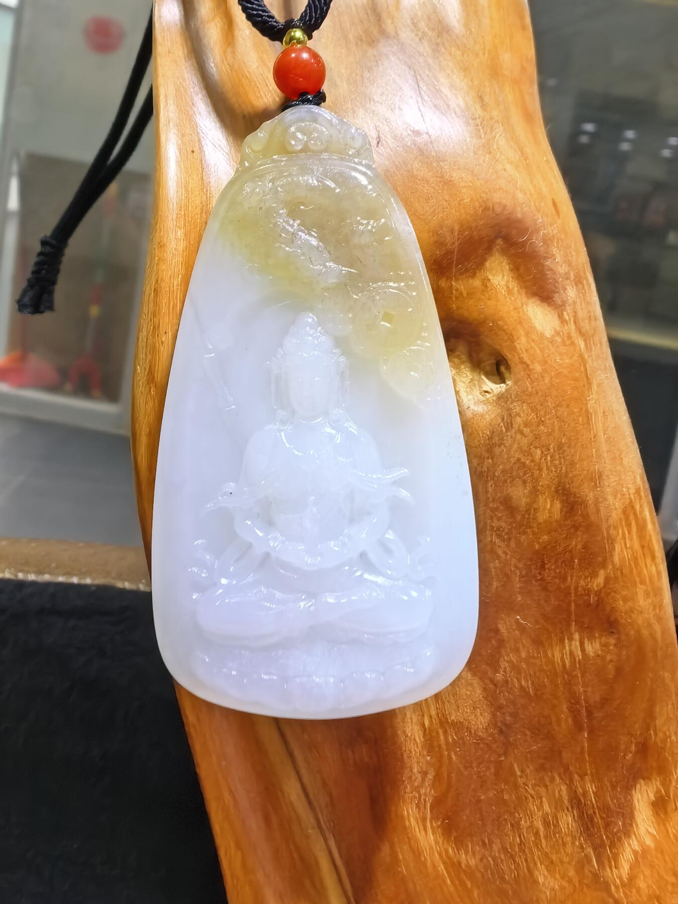 新疆和田且末糖料观音吊坠挂件男款，俏色巧雕，精雕细琢，脂粉十足，油润细腻，尺寸：6.1cm*3.2cm*1.0cm 克重：37g