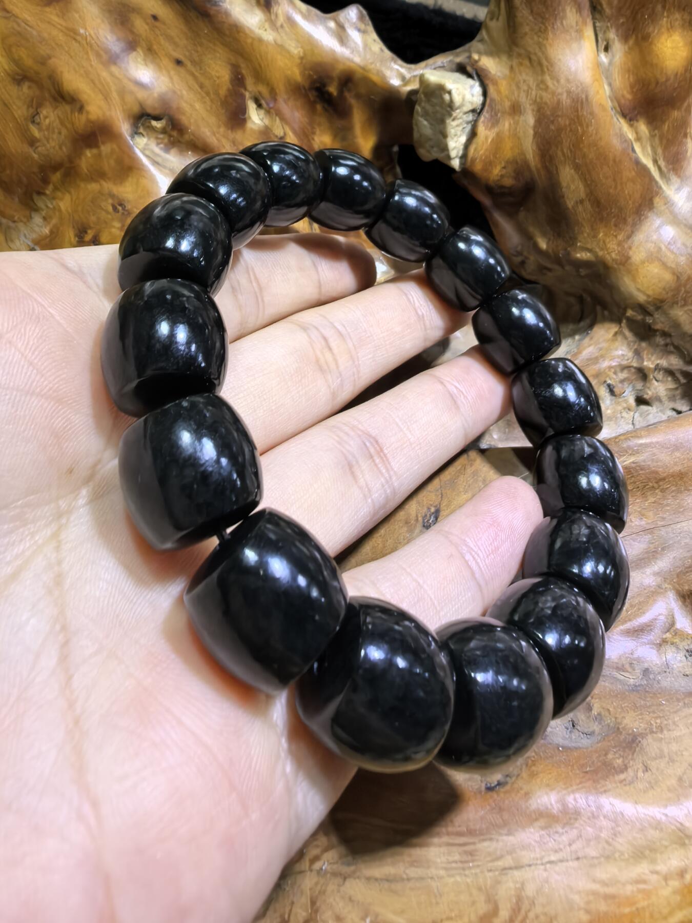 新疆和田黑青料桶珠手串佛珠男款，细度极佳。过灯青绿。黑如墨润如脂。实物实拍，所见即所得。尺寸：1.38cm*1.4cm克重：81.8g