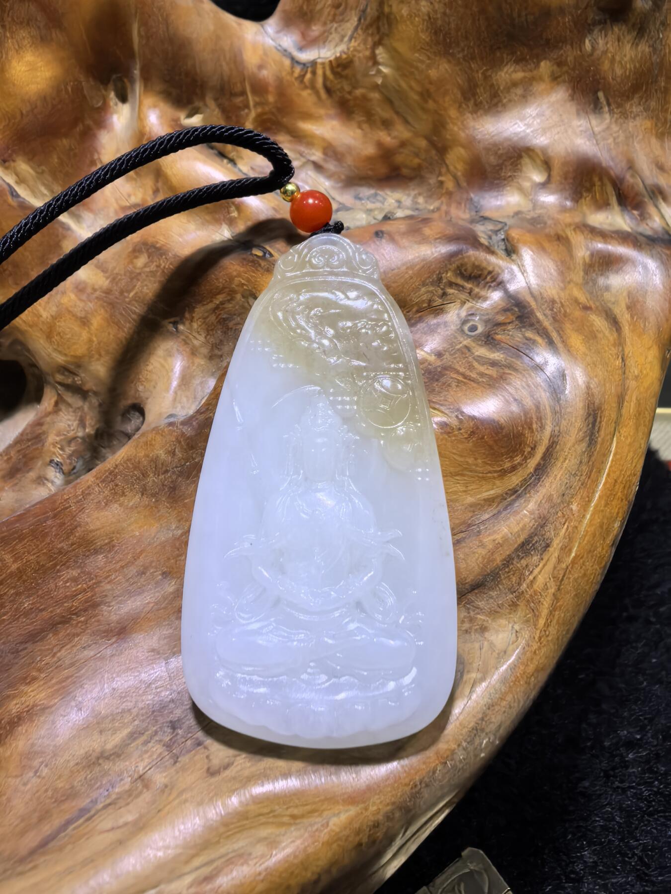 新疆和田且末糖料观音吊坠挂件男款，俏色巧雕，精雕细琢，脂粉十足，油润细腻，尺寸：6.1cm*3.2cm*1.0cm 克重：37g