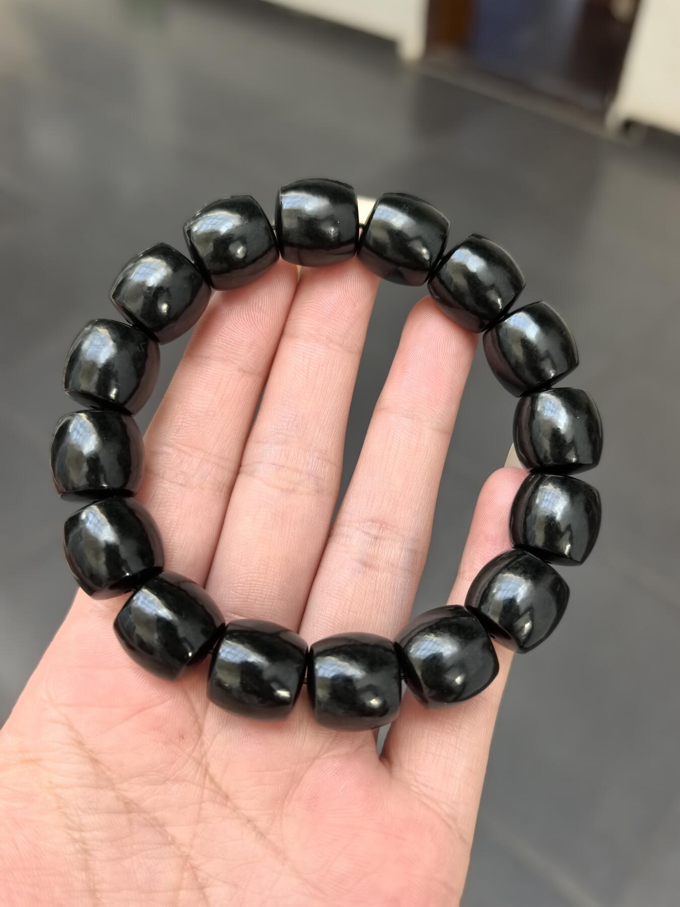 新疆和田黑青料桶珠手串佛珠男款，细度极佳。过灯青绿。黑如墨润如脂。实物实拍，所见即所得。尺寸：1.38cm*1.4cm克重：81.8g