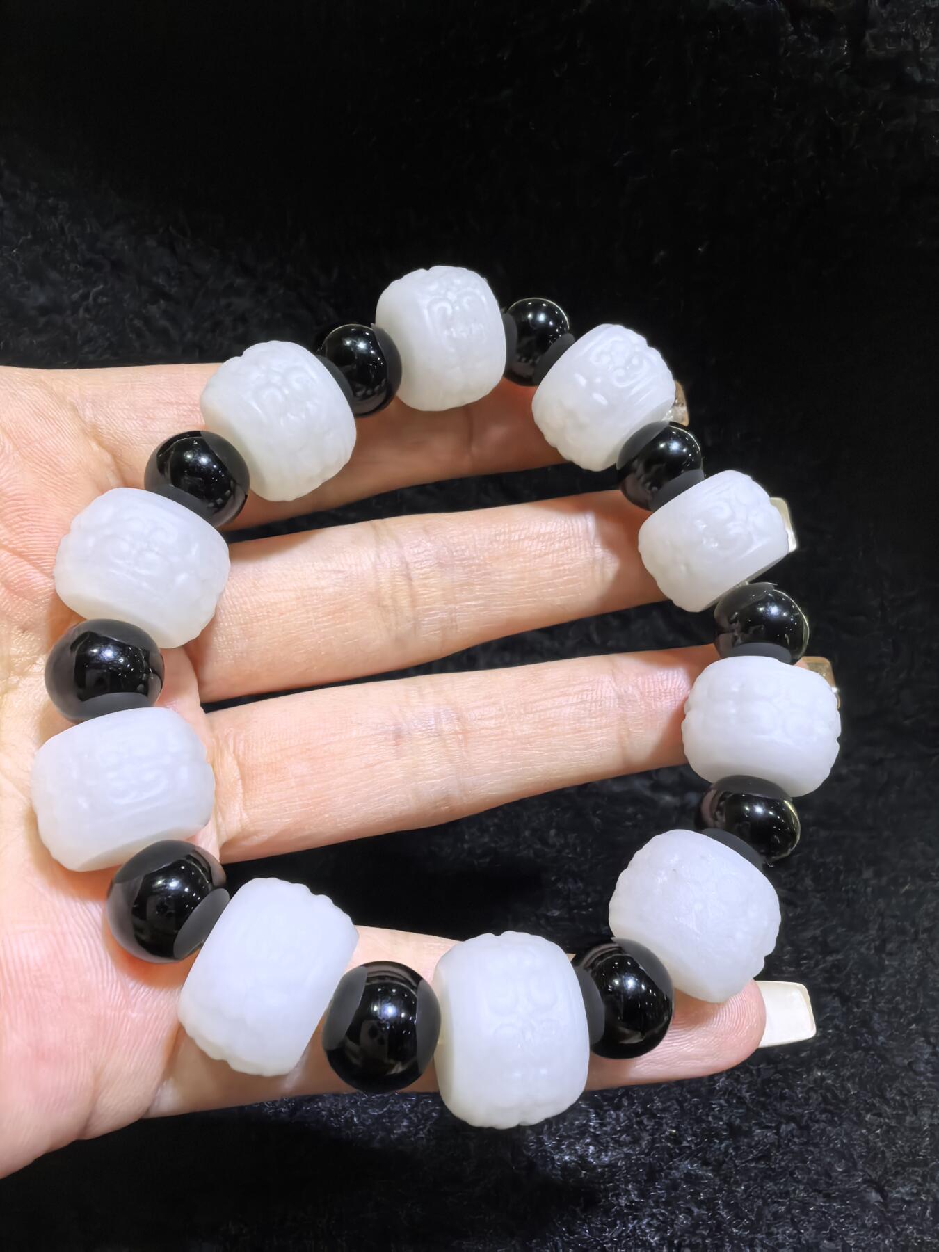 新疆和田一级白手串佛珠男款，精雕祥云纹，脂粉足，个别珠微结构，配饰为黑曜石，尺寸：1.5cm*1.1cm 克重：61.6g