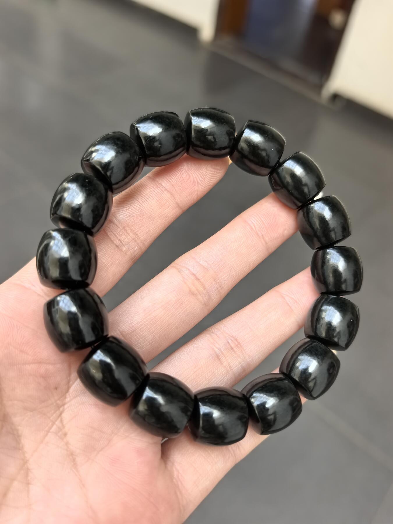 新疆和田黑青料桶珠手串佛珠男款，细度极佳。过灯青绿。黑如墨润如脂。实物实拍，所见即所得。尺寸：1.38cm*1.4cm克重：81.8g