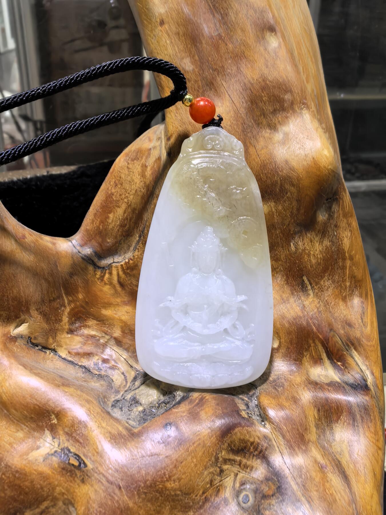 新疆和田且末糖料观音吊坠挂件男款，俏色巧雕，精雕细琢，脂粉十足，油润细腻，尺寸：6.1cm*3.2cm*1.0cm 克重：37g