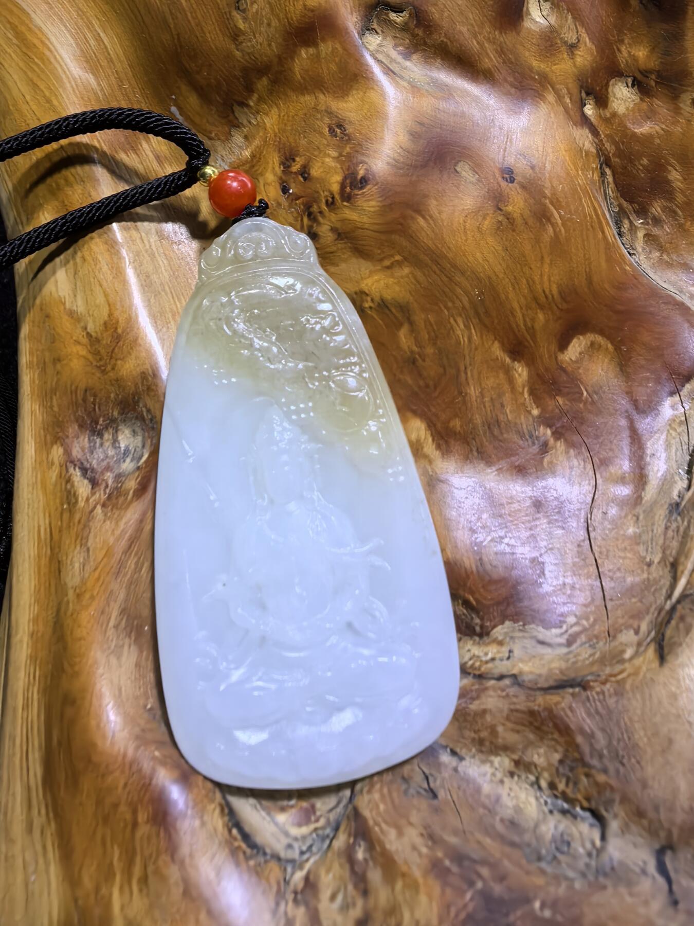 新疆和田且末糖料观音吊坠挂件男款，俏色巧雕，精雕细琢，脂粉十足，油润细腻，尺寸：6.1cm*3.2cm*1.0cm 克重：37g