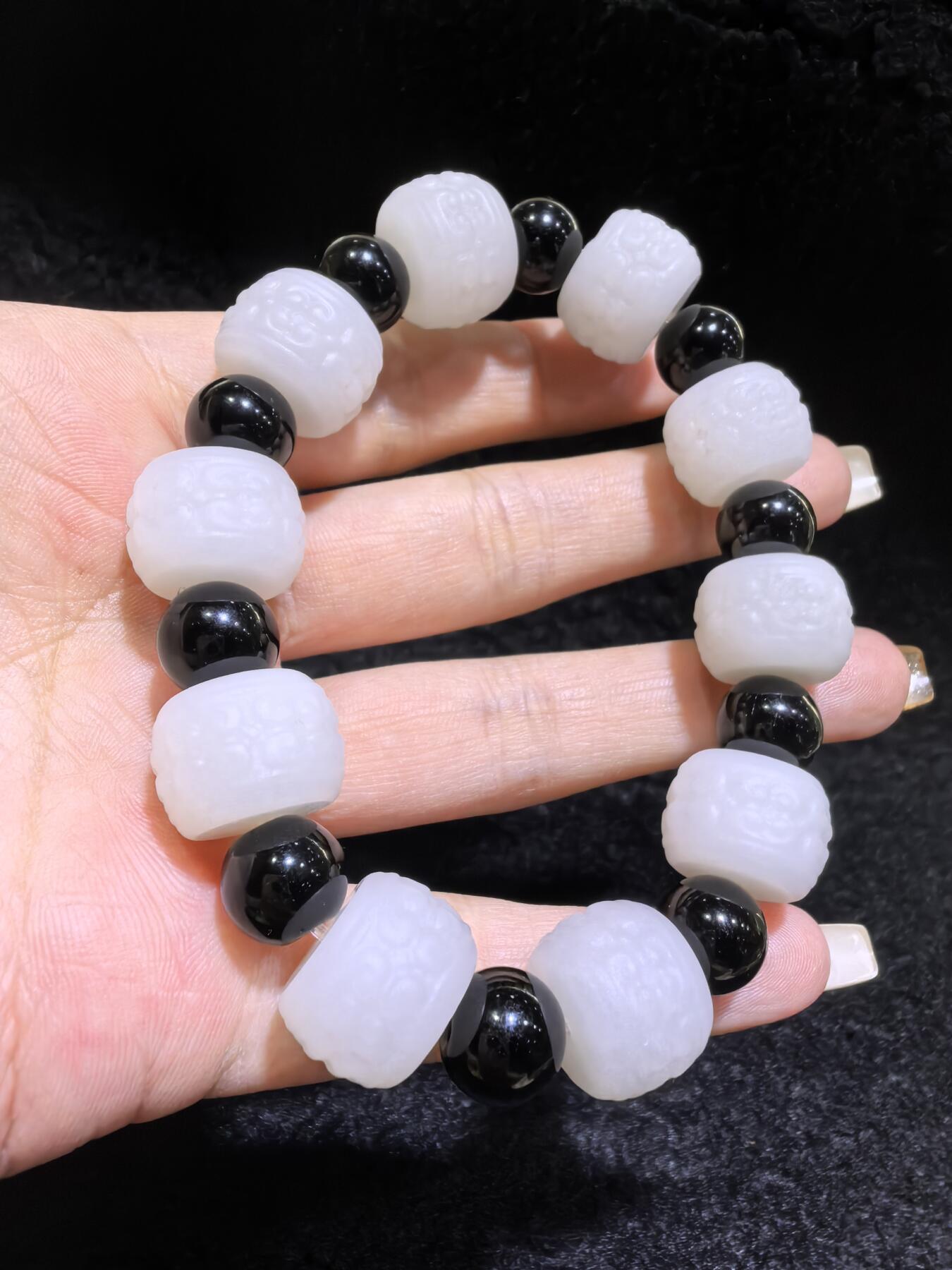 新疆和田一级白手串佛珠男款，精雕祥云纹，脂粉足，个别珠微结构，配饰为黑曜石，尺寸：1.5cm*1.1cm 克重：61.6g