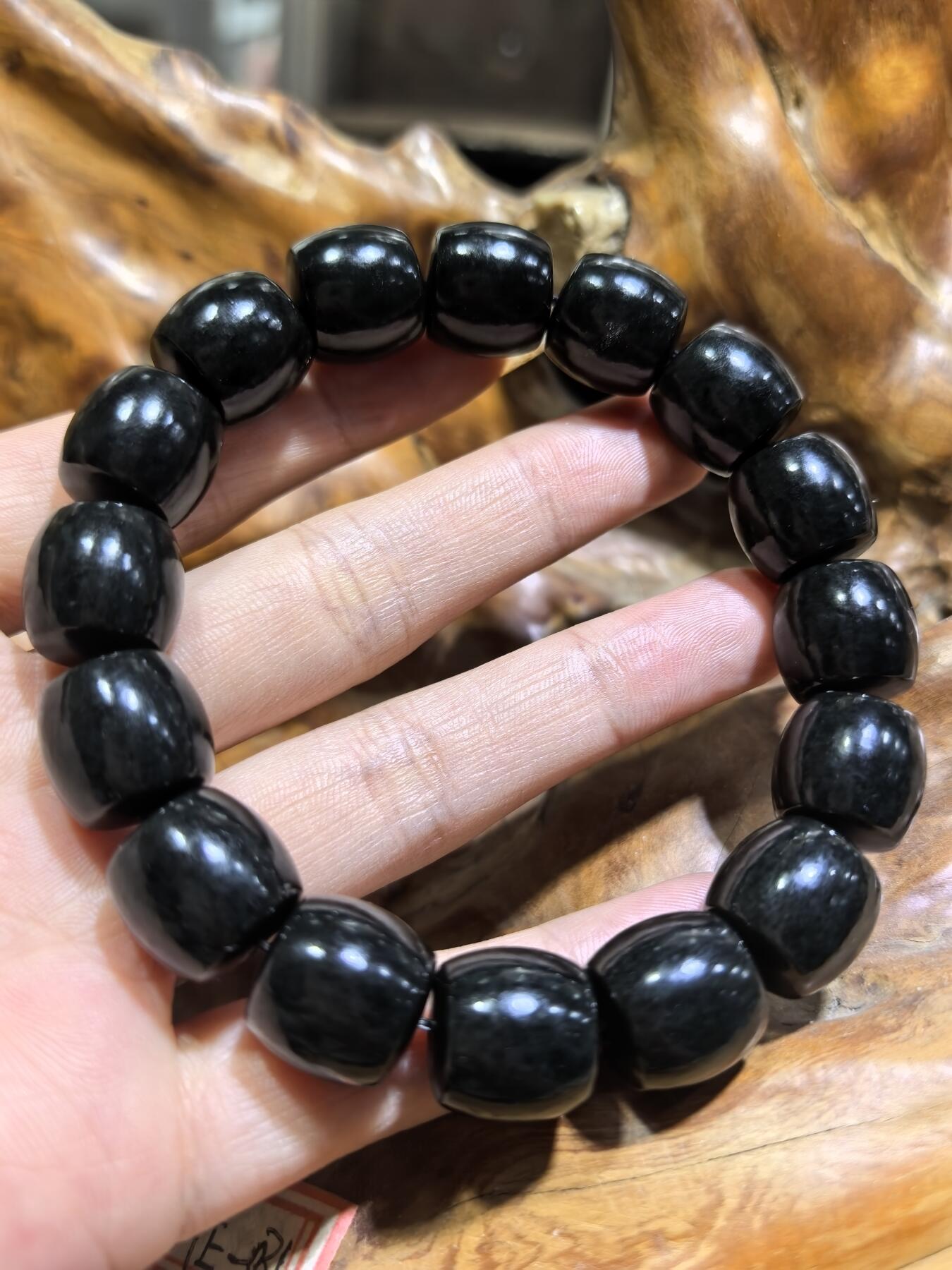 新疆和田黑青料桶珠手串佛珠男款，细度极佳。过灯青绿。黑如墨润如脂。实物实拍，所见即所得。尺寸：1.38cm*1.4cm克重：81.8g