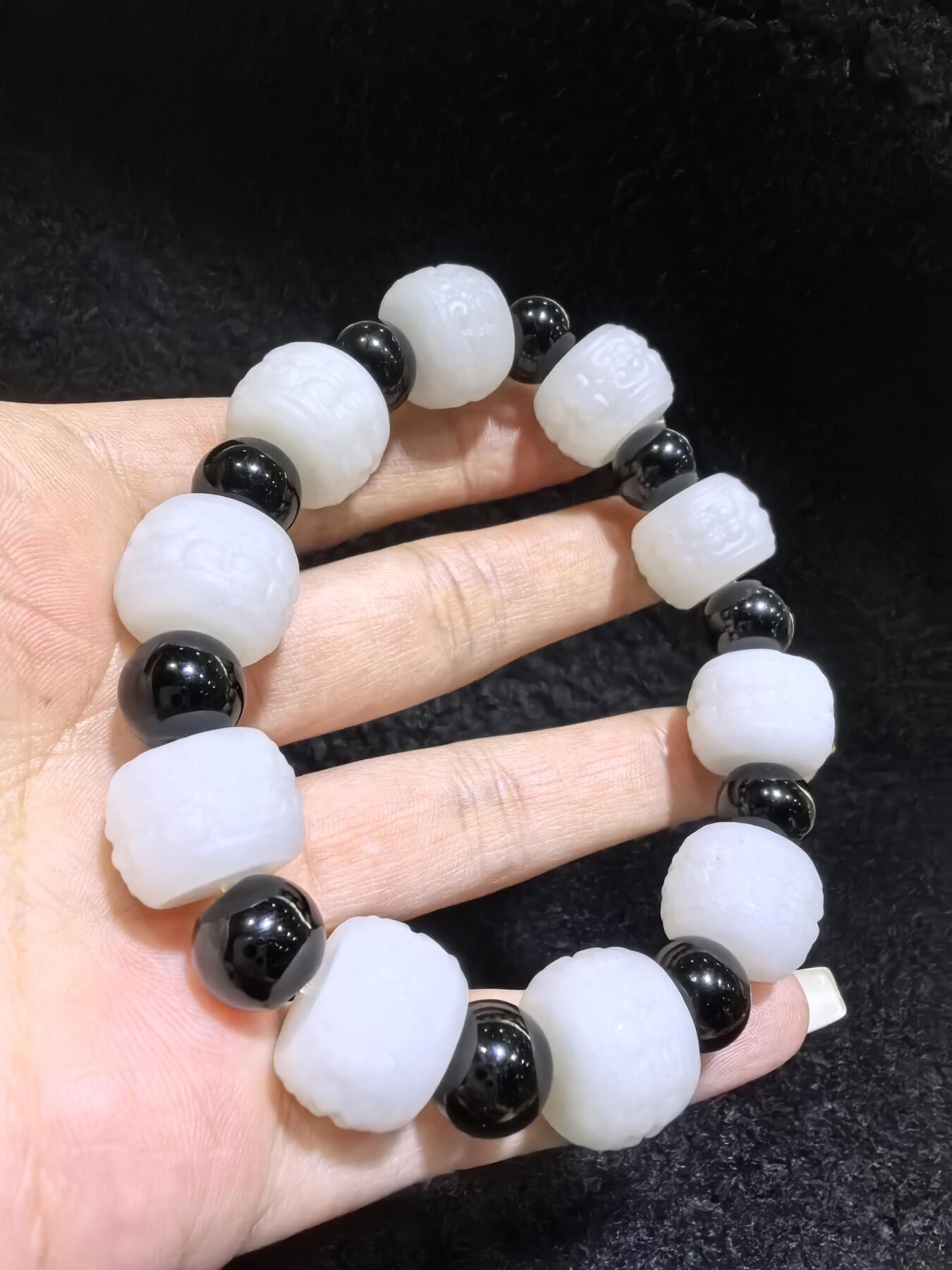 新疆和田一级白手串佛珠男款，精雕祥云纹，脂粉足，个别珠微结构，配饰为黑曜石，尺寸：1.5cm*1.1cm 克重：61.6g