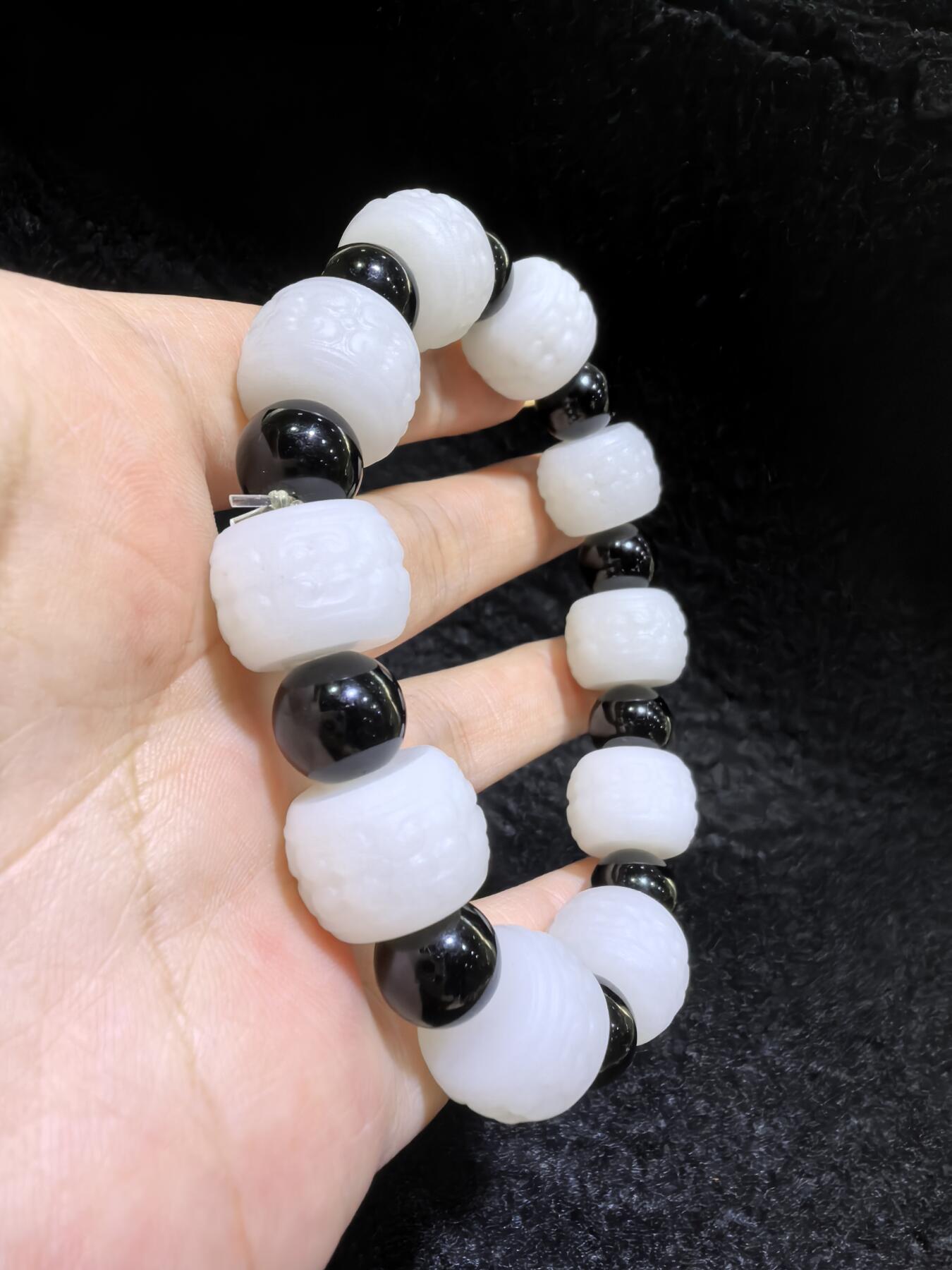 新疆和田一级白手串佛珠男款，精雕祥云纹，脂粉足，个别珠微结构，配饰为黑曜石，尺寸：1.5cm*1.1cm 克重：61.6g