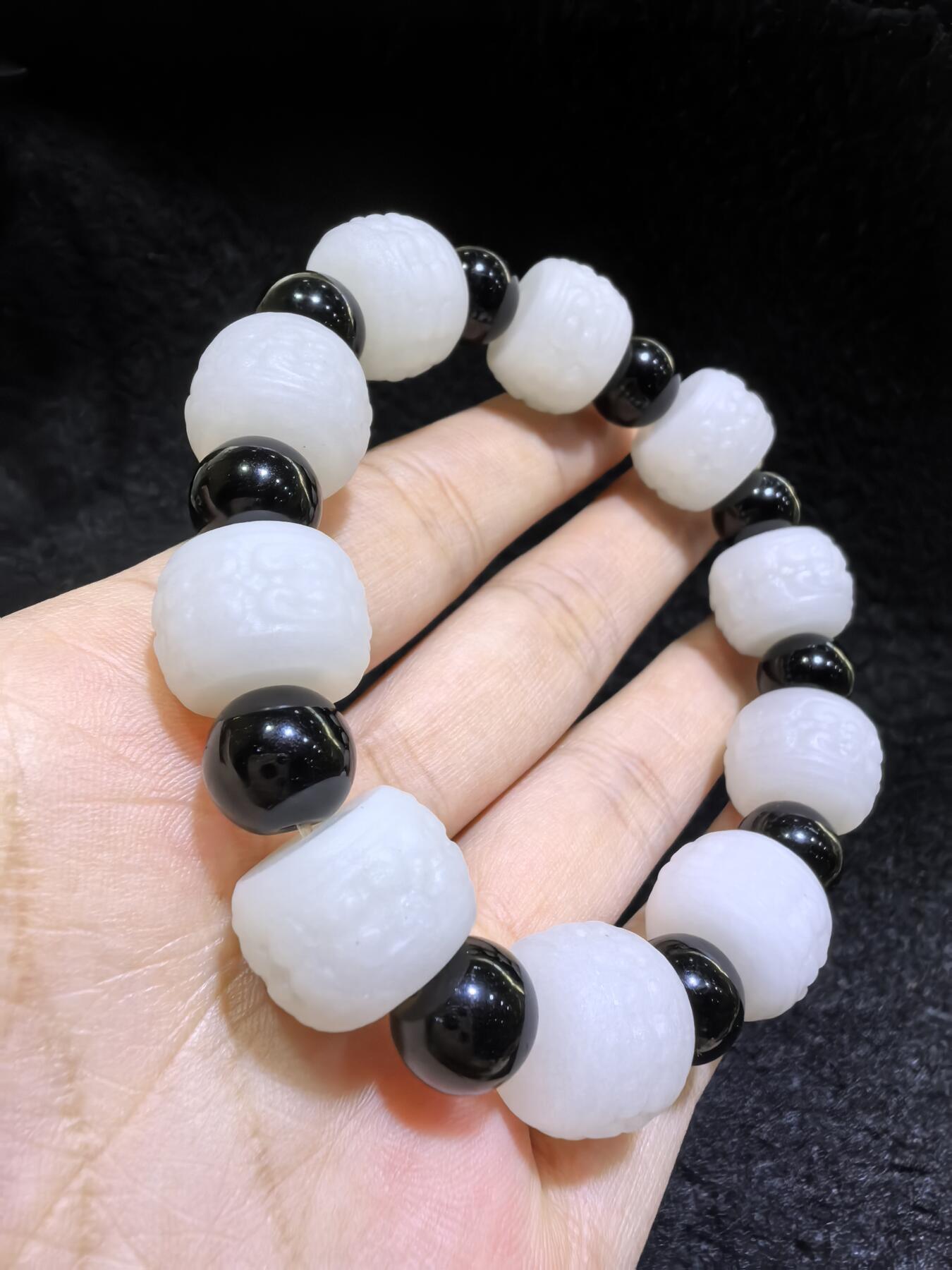 新疆和田一级白手串佛珠男款，精雕祥云纹，脂粉足，个别珠微结构，配饰为黑曜石，尺寸：1.5cm*1.1cm 克重：61.6g