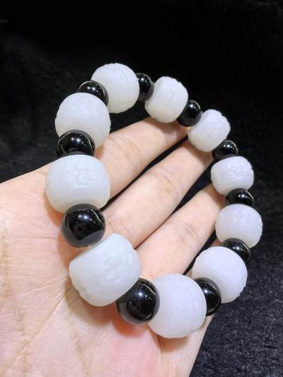 新疆和田一级白手串佛珠男款，精雕祥云纹，脂粉足，个别珠微结构，配饰为黑曜石，尺寸：1.5cm*1.1cm 克重：61.6g