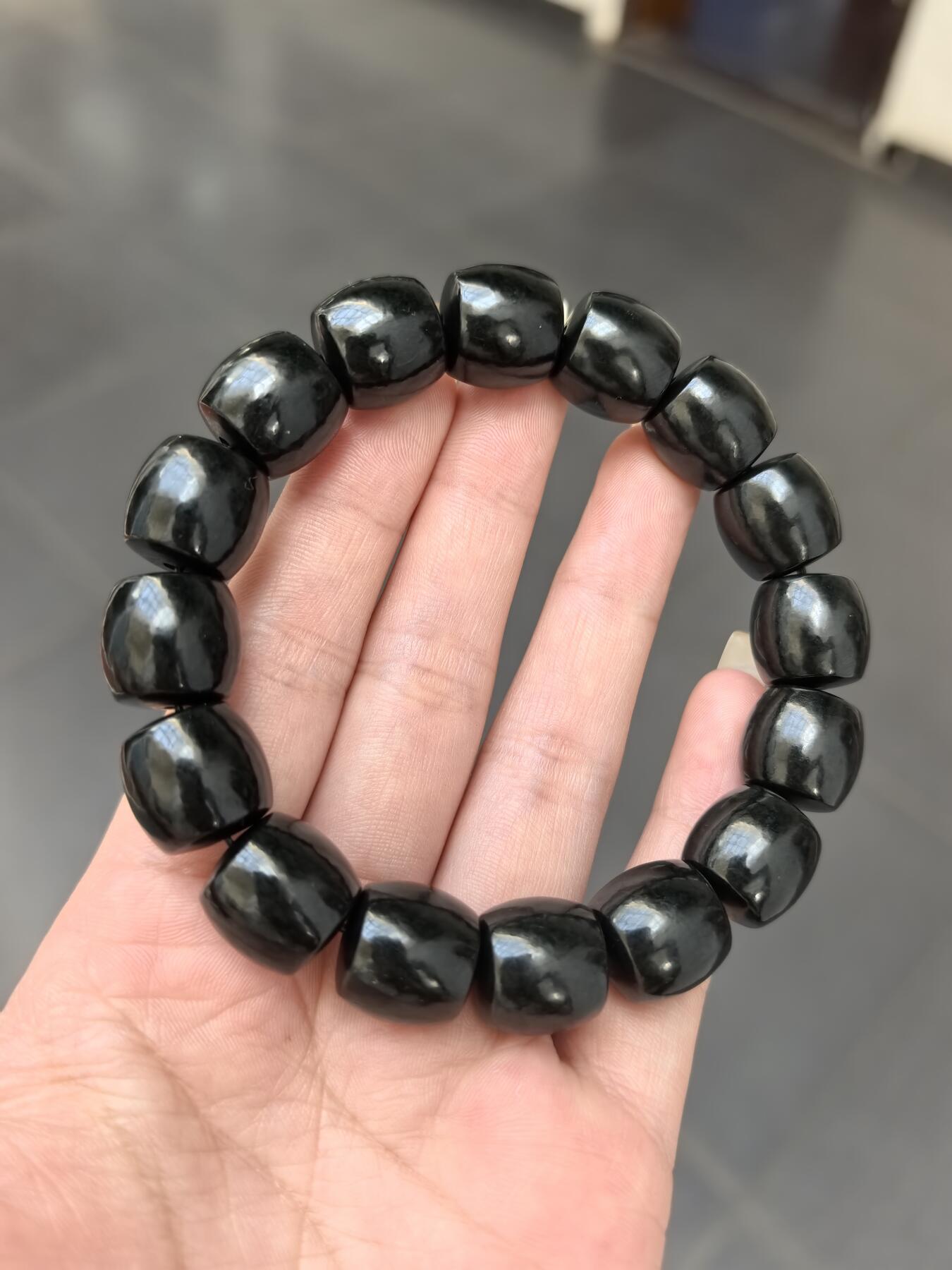 新疆和田黑青料桶珠手串佛珠男款，细度极佳。过灯青绿。黑如墨润如脂。实物实拍，所见即所得。尺寸：1.38cm*1.4cm克重：81.8g