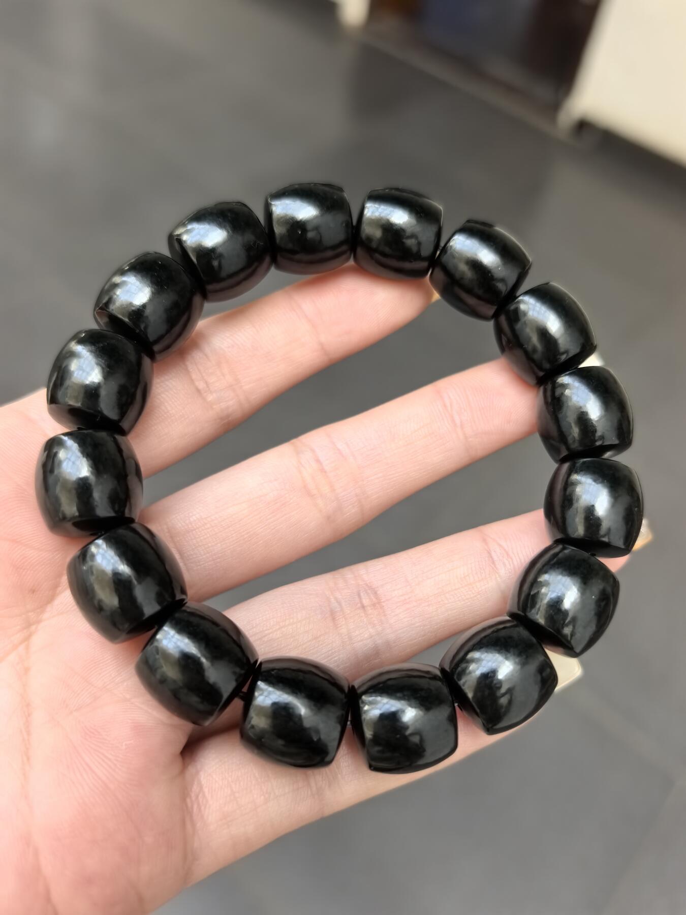 新疆和田黑青料桶珠手串佛珠男款，细度极佳。过灯青绿。黑如墨润如脂。实物实拍，所见即所得。尺寸：1.38cm*1.4cm克重：81.8g